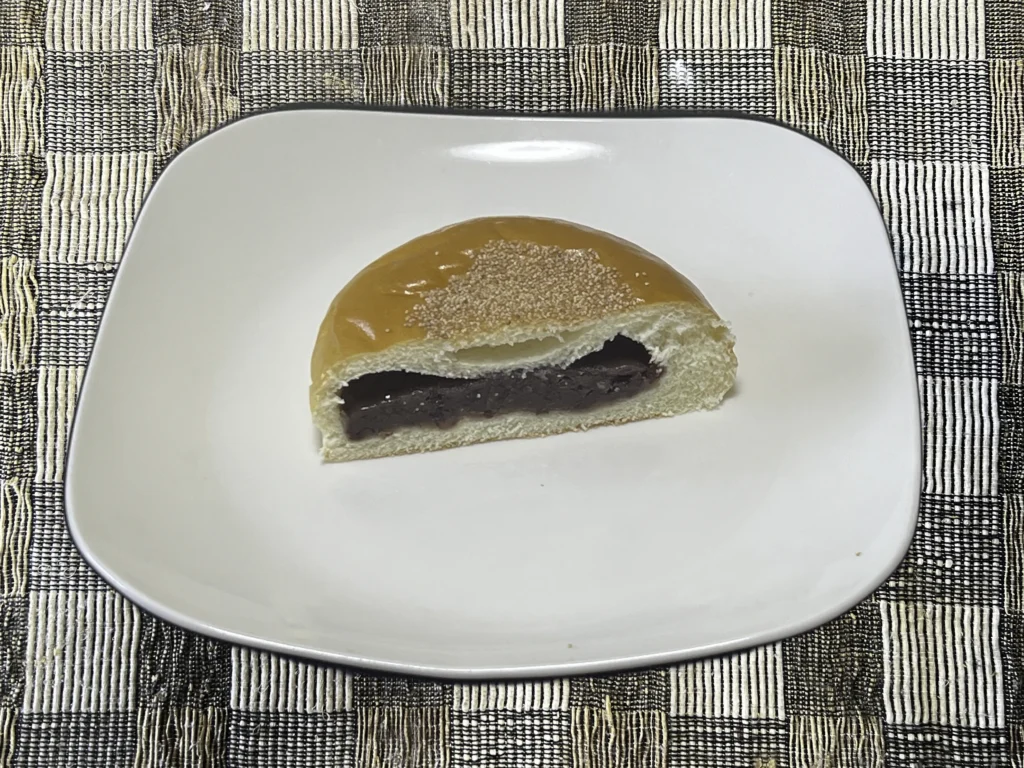 ローソンのつぶあんパン断面