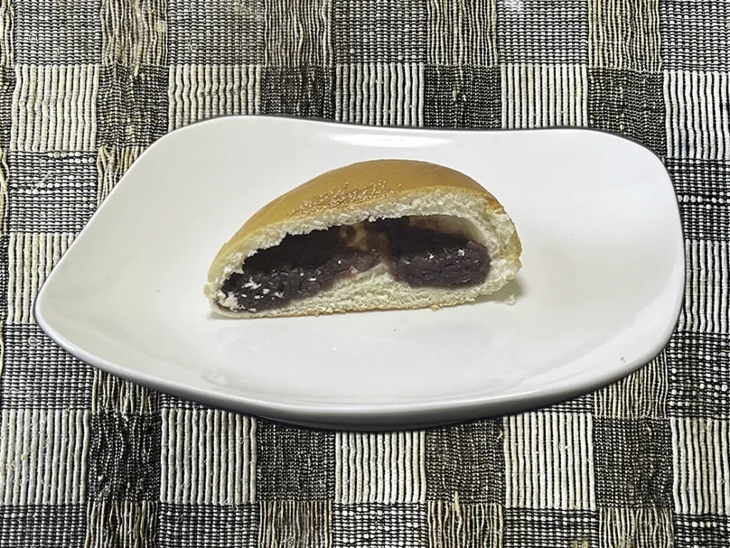 ファミリーマートのつぶあんパン断面