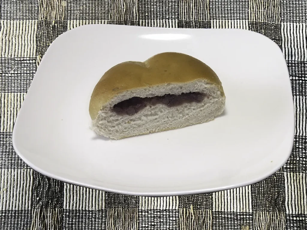 セブンイレブンのくるみあんぱん断面