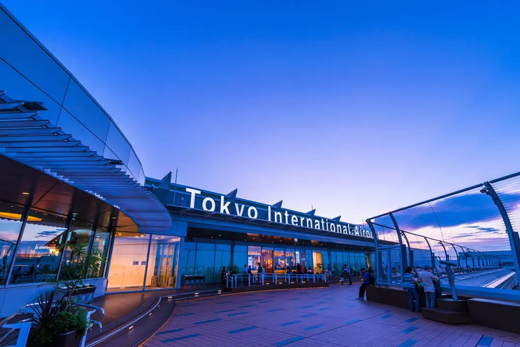 夕景の羽田空港展望デッキ