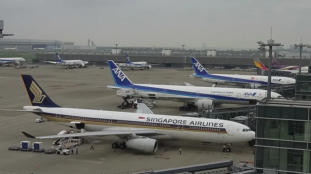 羽田空港に駐機中の航空機