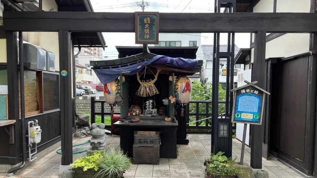 松本市・縄手通りの蛙大明神